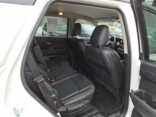 Used 2024 Nissan Pathfinder SL w/ Black Appearance Package AWD/4WD image 13