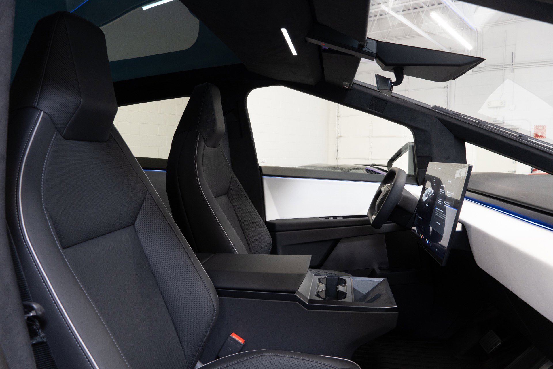 Used 2024 Tesla Cybertruck AWD Crew Cab image 27