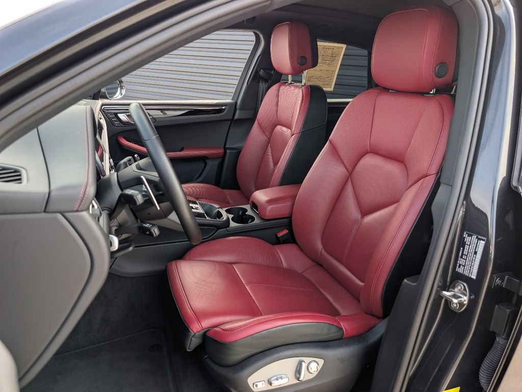 Certified 2024 Porsche Macan AWD/4WD image 5