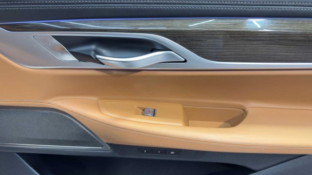 Used 2020 BMW 740i w/ Premium Package RWD image 15