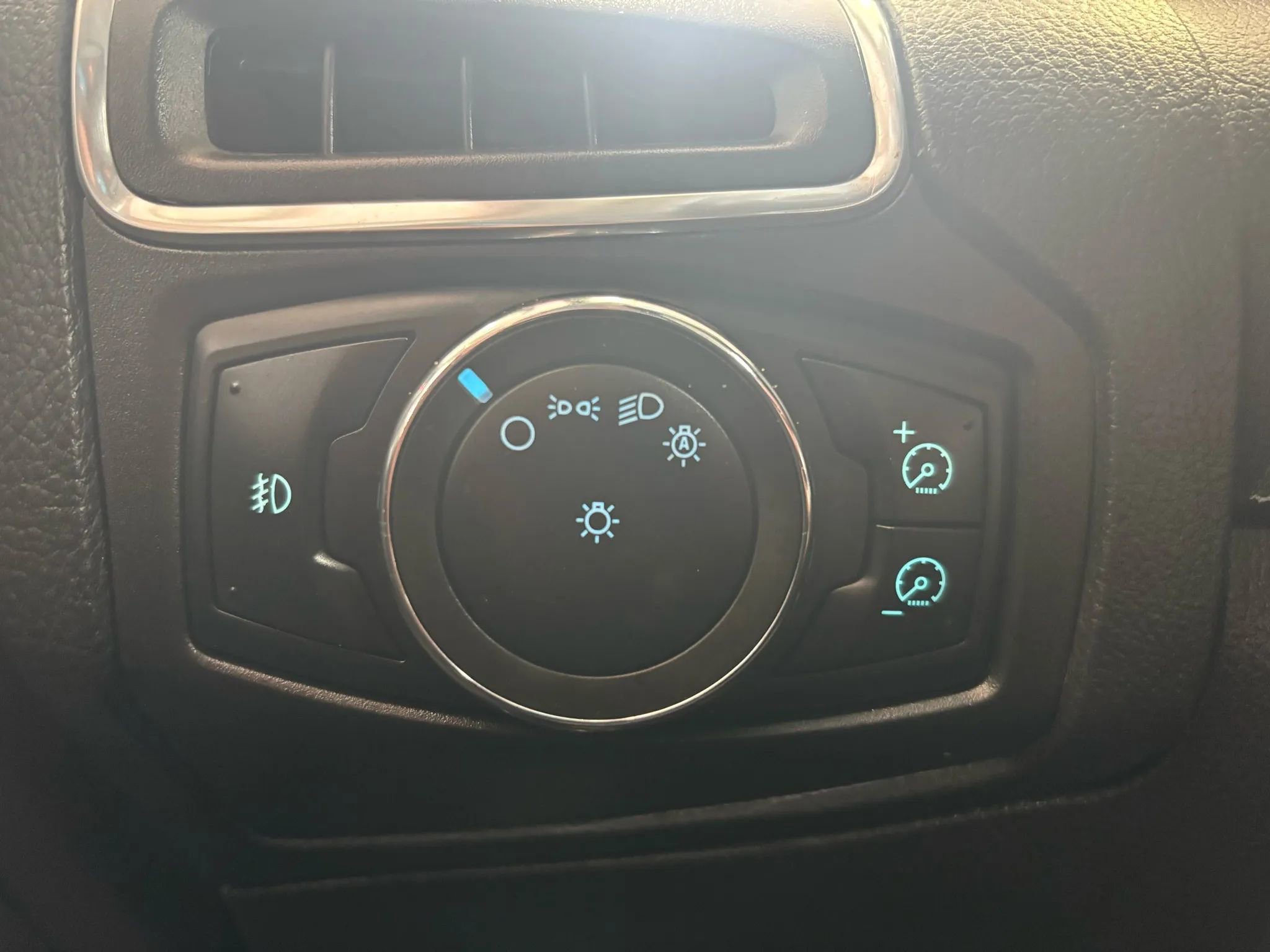 Used 2012 Ford Focus Titanium w/ Titanium Handling Pkg image 17