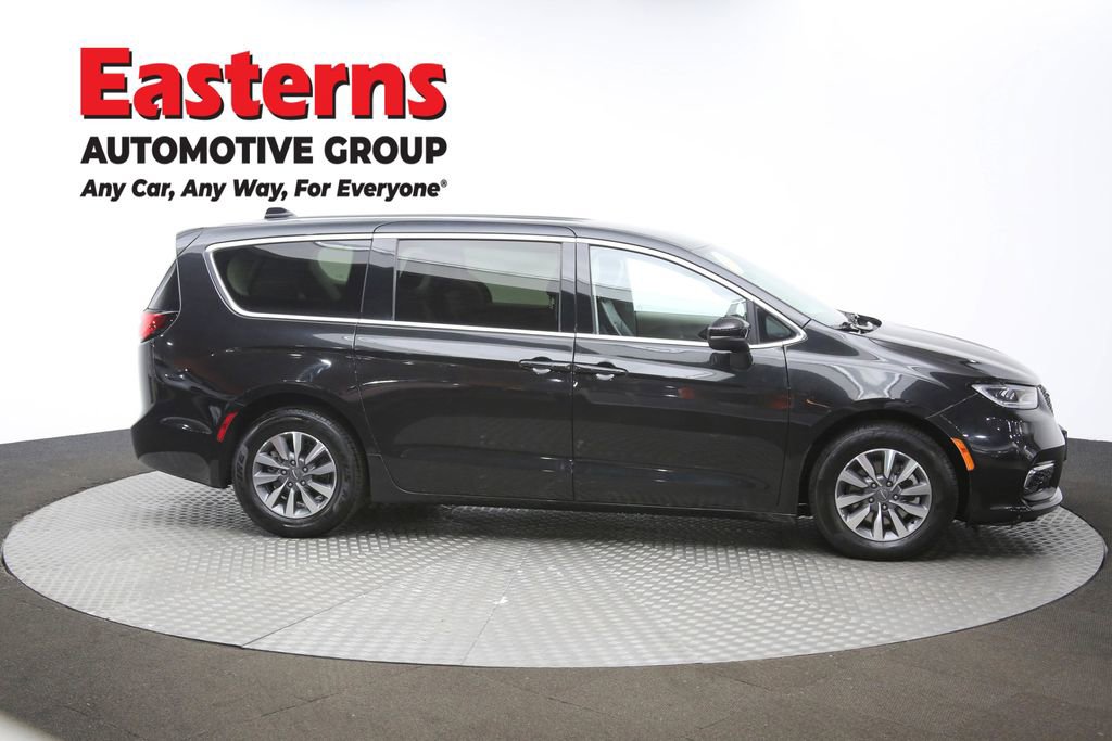 Used 2023 Chrysler Pacifica Touring-L image 43