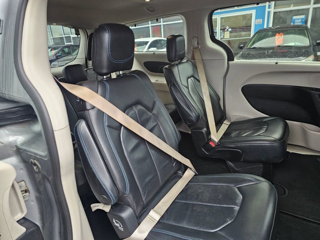 Used 2021 Chrysler Pacifica Touring-L image 15
