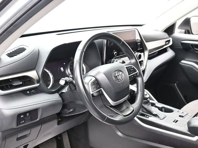 Used 2024 Toyota Highlander LE FWD image 15