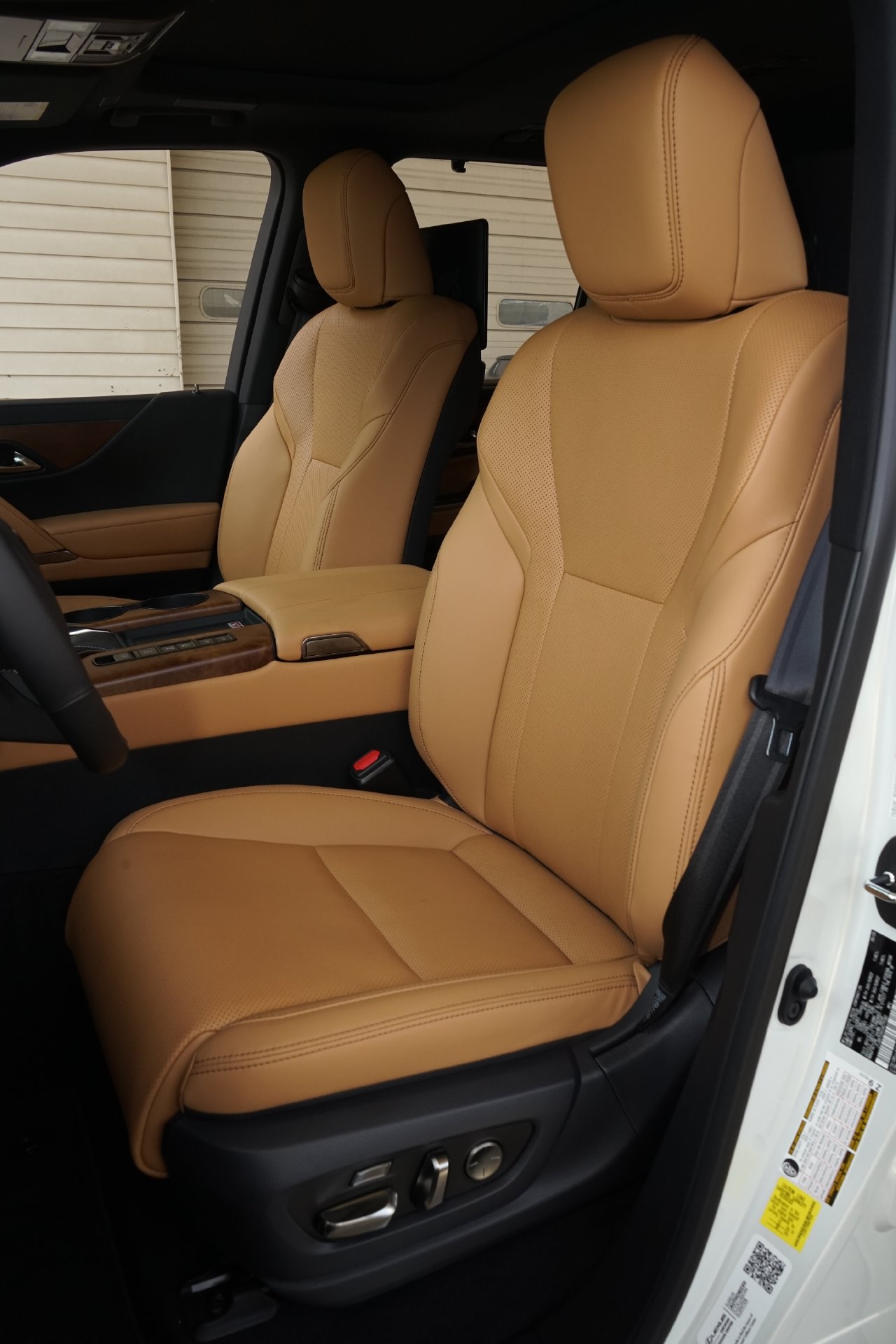Used 2023 Lexus LX 600 4WD w/ Accessory Package (Z1) image 8
