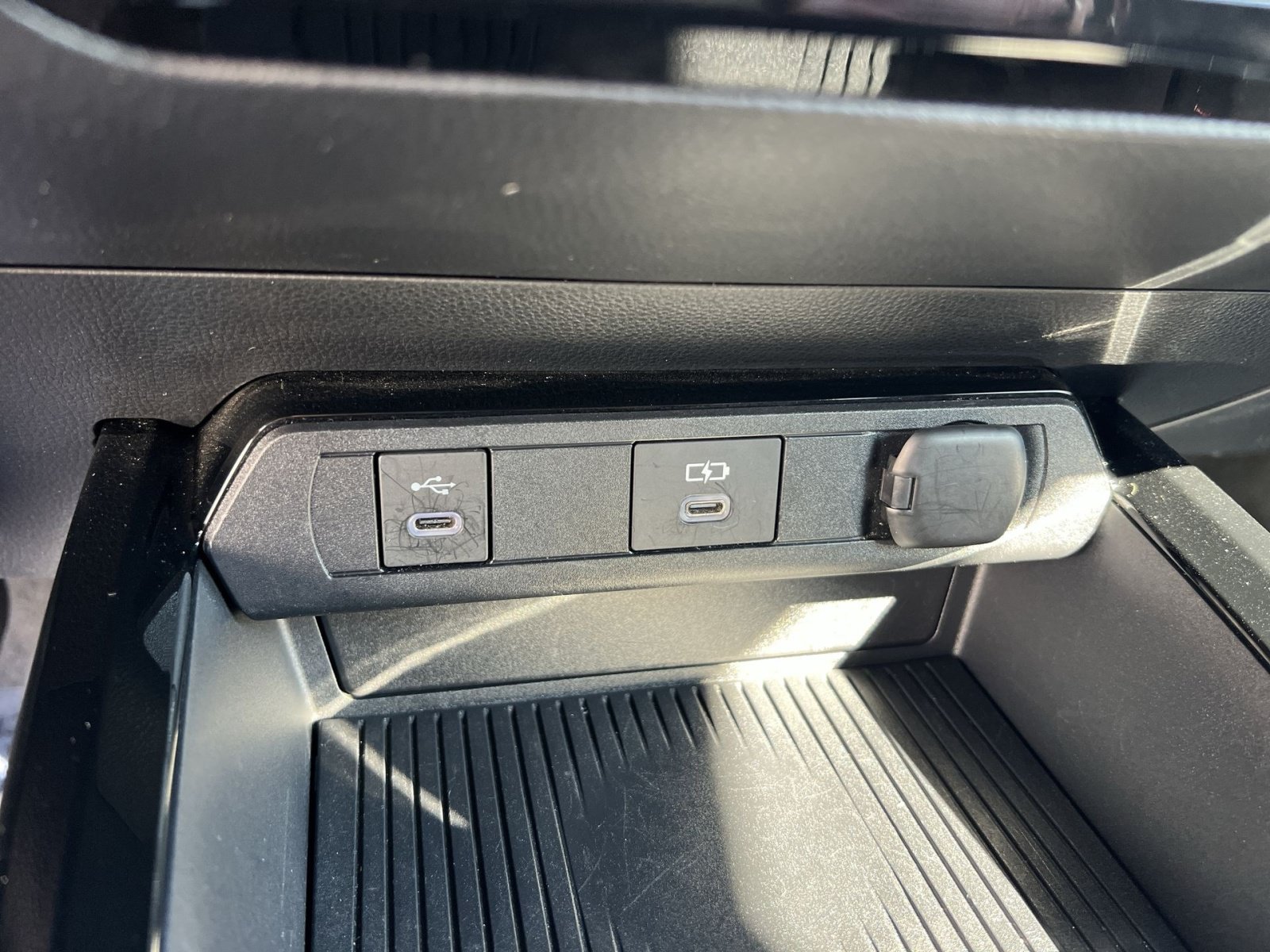Used 2025 Toyota Prius LE FWD image 32