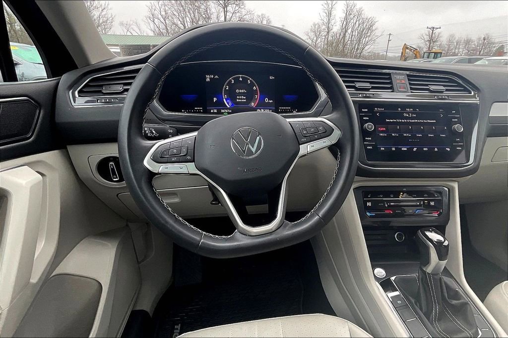 Used 2023 Volkswagen Tiguan SE w/ Panoramic Sunroof Package image 5