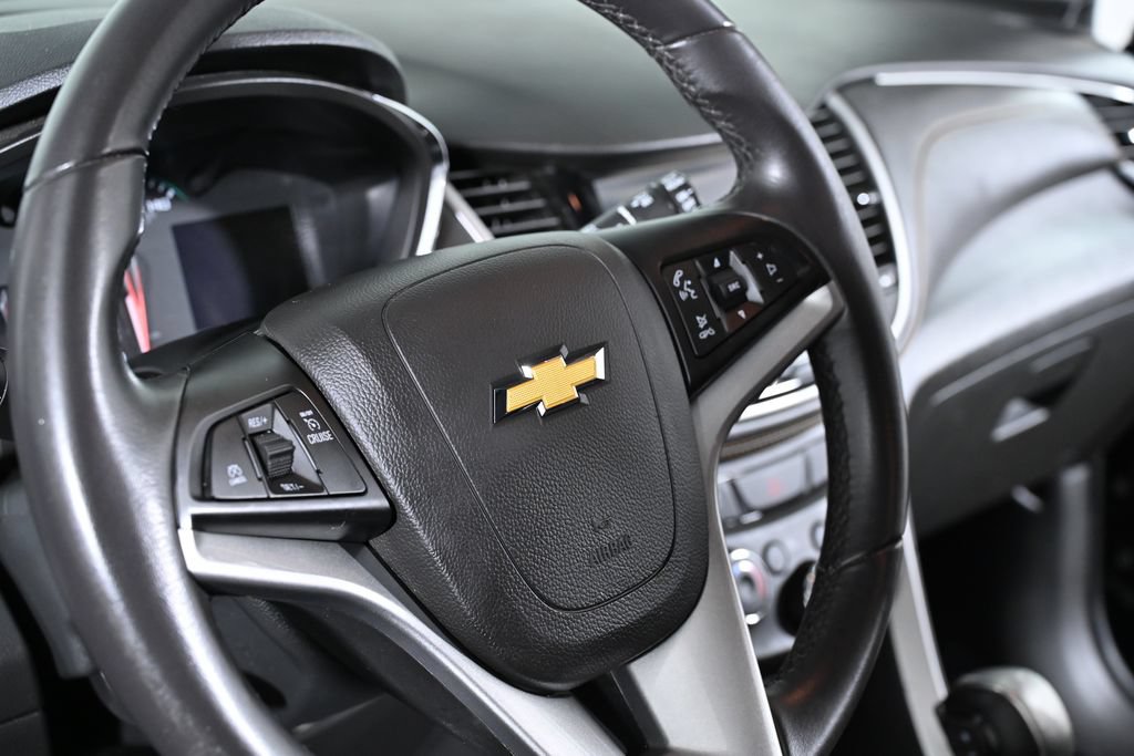 Used 2020 Chevrolet Trax LT w/ Sun & Sound Package AWD/4WD image 12