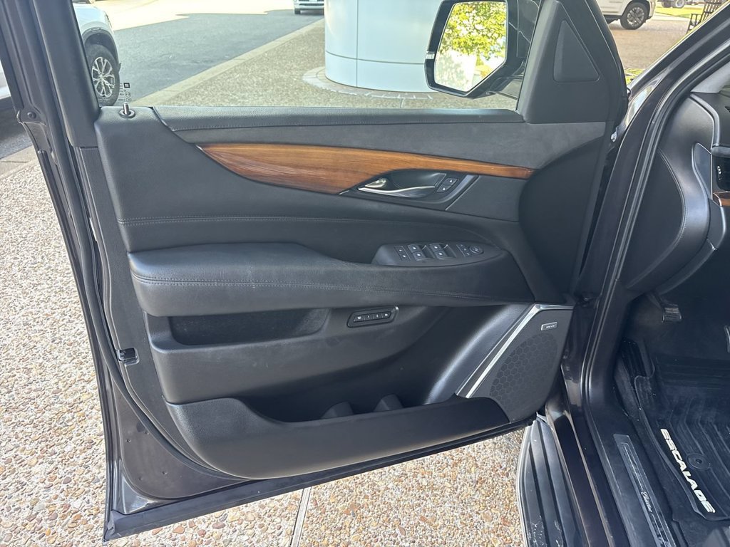Used 2016 Cadillac Escalade Luxury AWD/4WD image 23