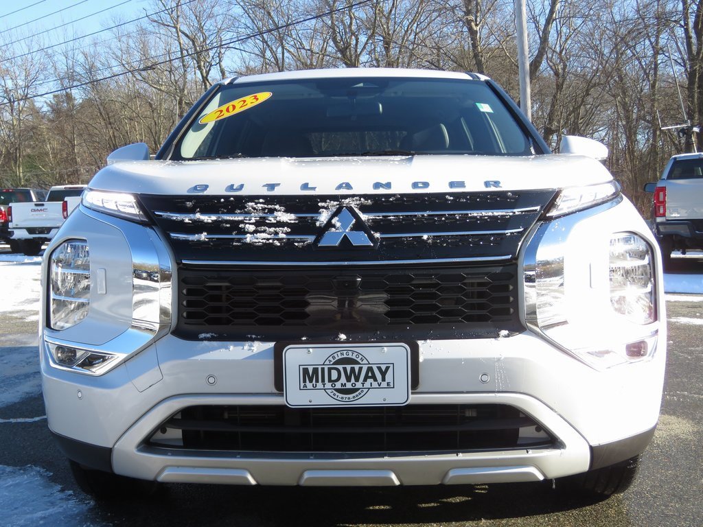 Used 2023 Mitsubishi Outlander SE image 2