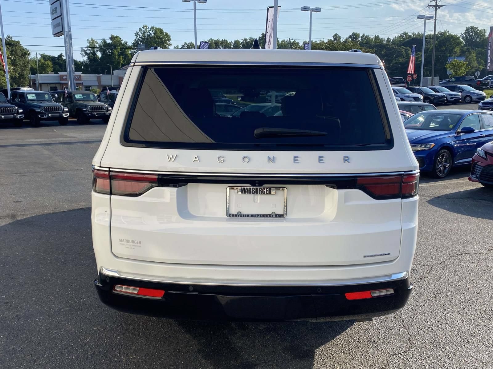 Used 2024 Jeep Wagoneer L Series III w/ Flexible Seating Group AWD/4WD image 6