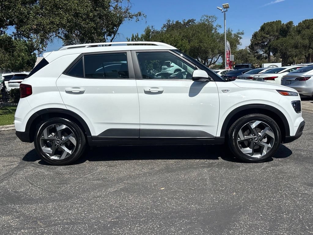 Used 2024 Hyundai Venue SEL FWD image 2