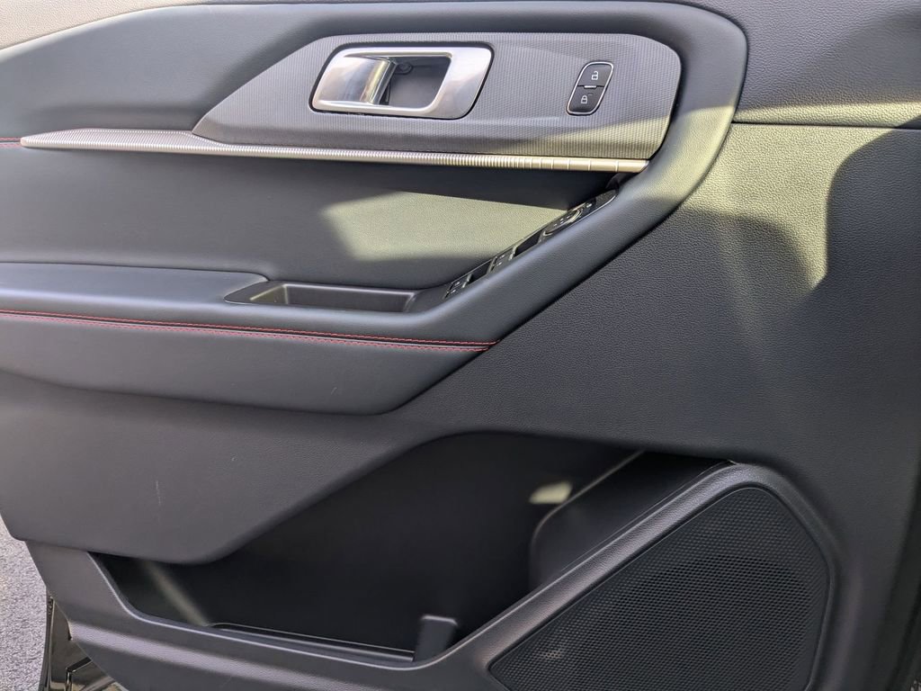 Used 2025 Ford Explorer ST-Line w/ ST-Line Street Pack AWD/4WD image 11