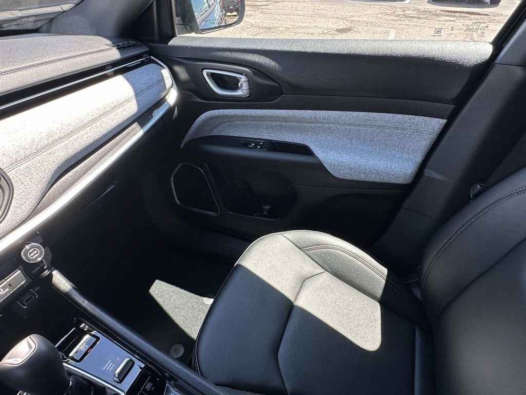 Used 2024 Jeep Compass Latitude AWD/4WD image 30