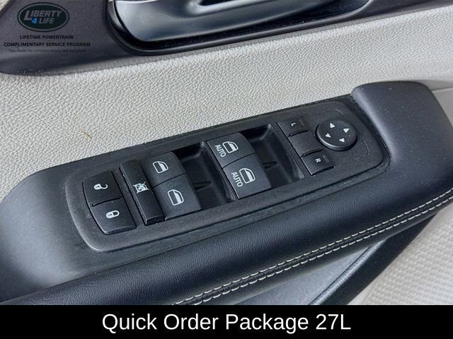 Used 2023 Chrysler Pacifica Touring-L image 17