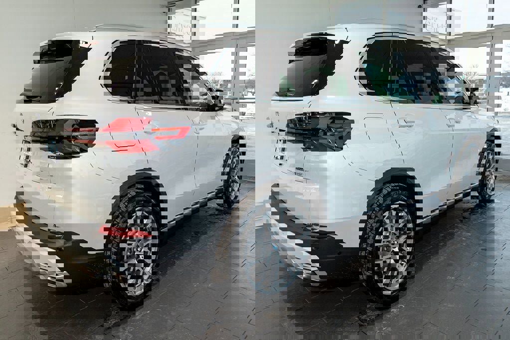 New 2026 BMW X5 xDrive50e w/ Premium Package image 5