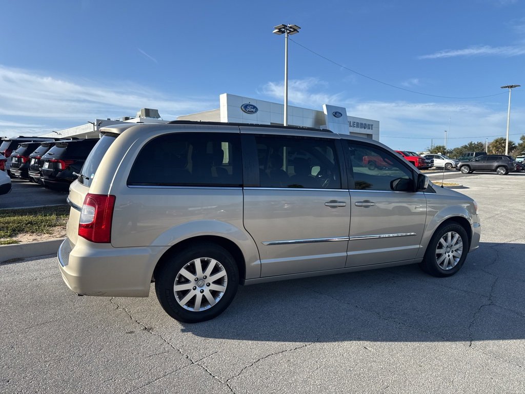 Used 2015 Chrysler Town & Country Touring image 2