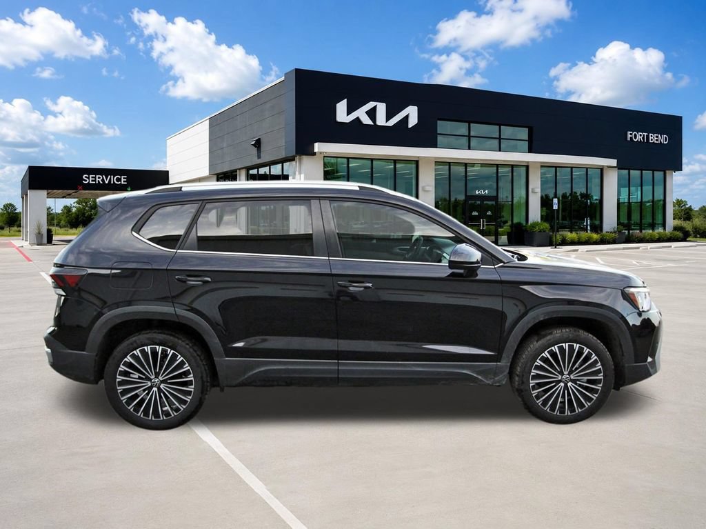 Used 2025 Volkswagen Taos SE FWD image 4