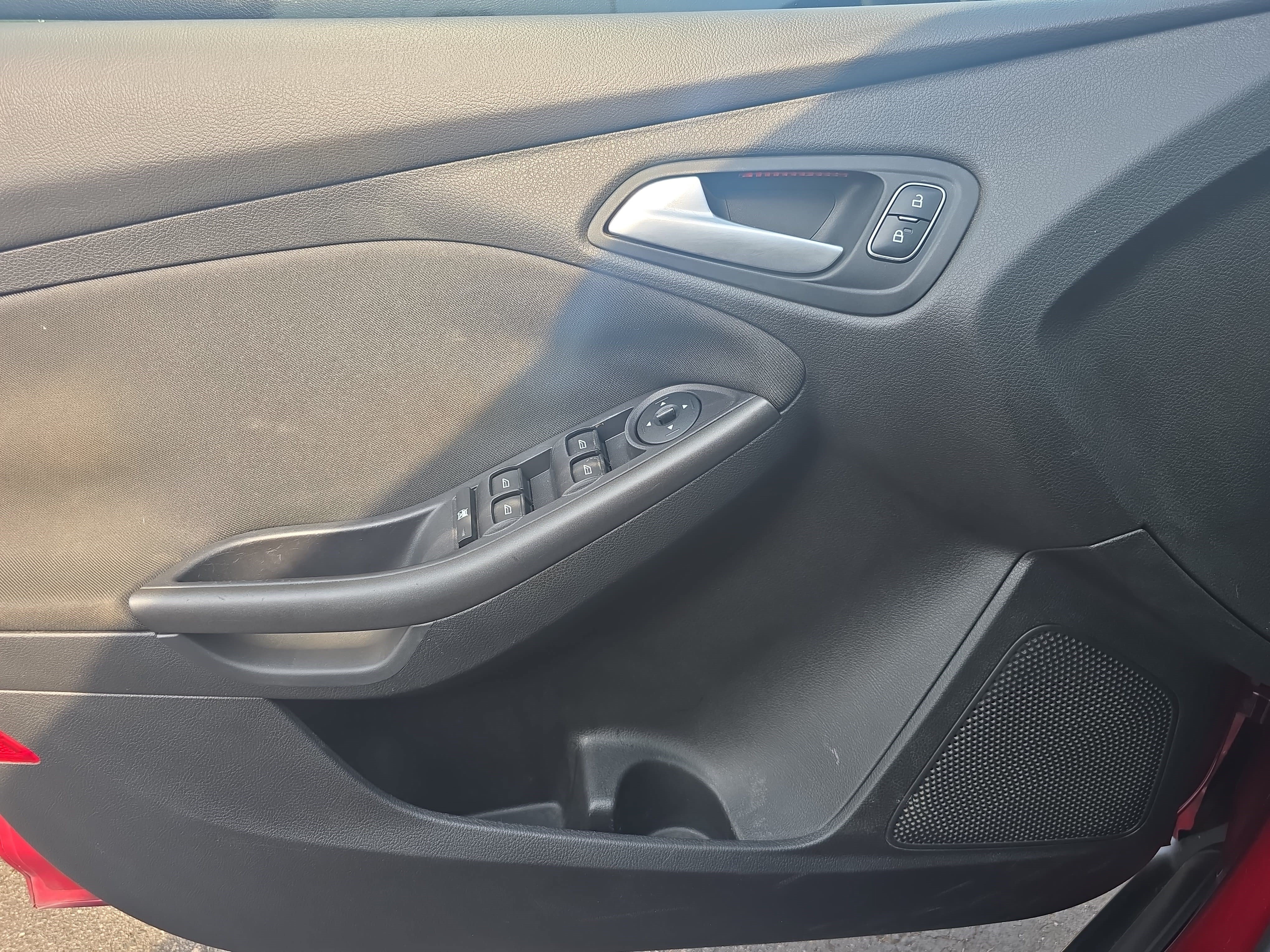 Used 2016 Ford Focus SE w/ Equipment Group 201A FWD image 26