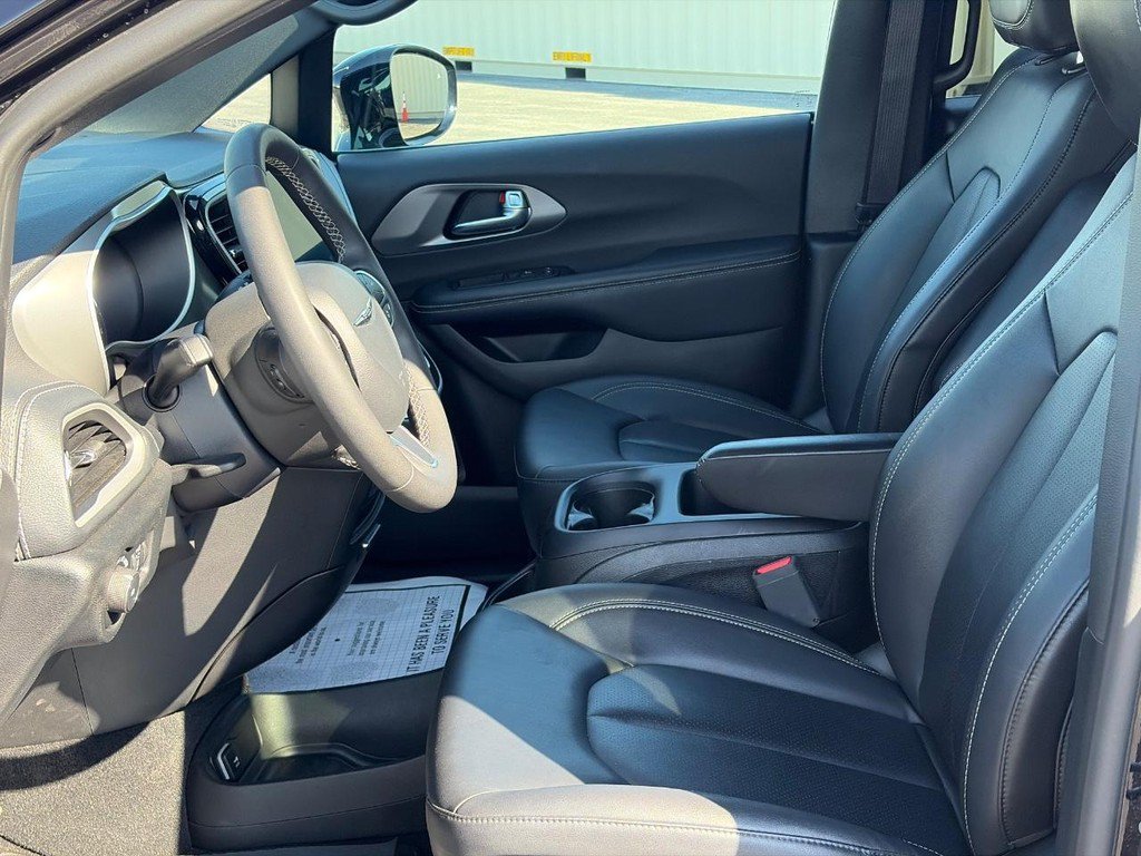 Used 2025 Chrysler Pacifica Select FWD image 18