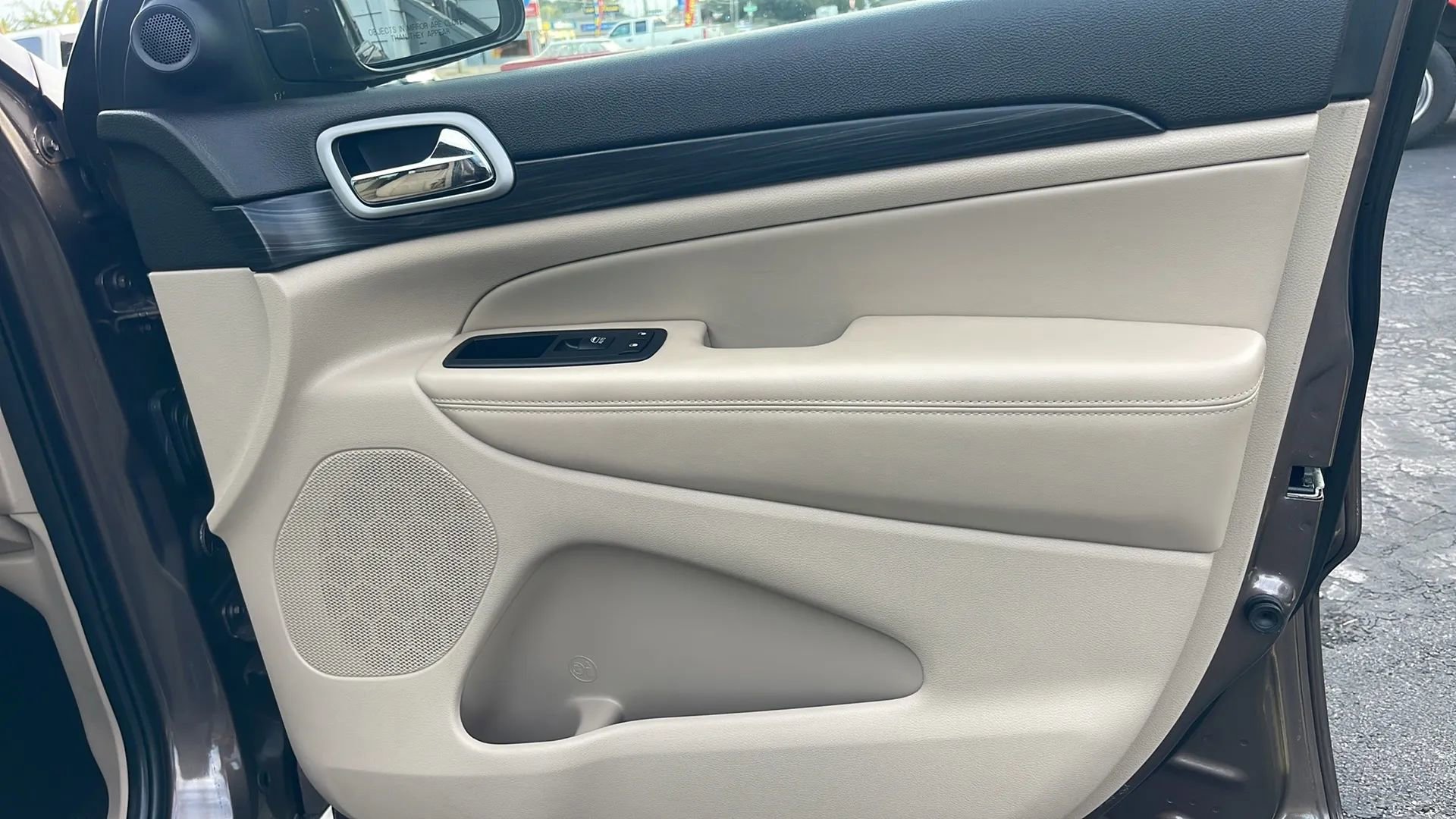 Used 2021 Jeep Grand Cherokee Laredo image 23