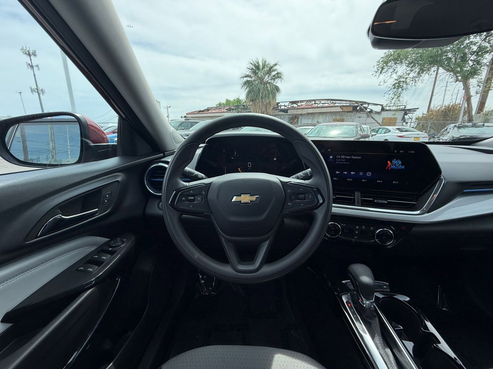 Used 2025 Chevrolet Trax LT FWD image 33