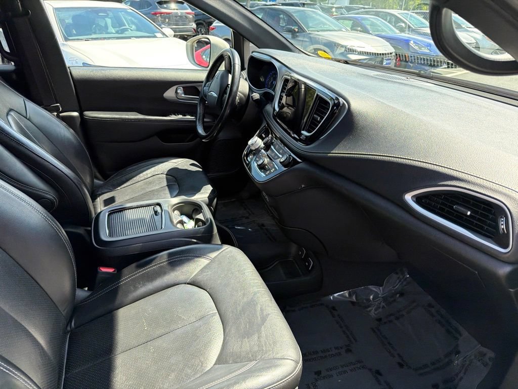 Used 2021 Chrysler Pacifica Touring-L w/ S Appearance Package AWD/4WD image 10