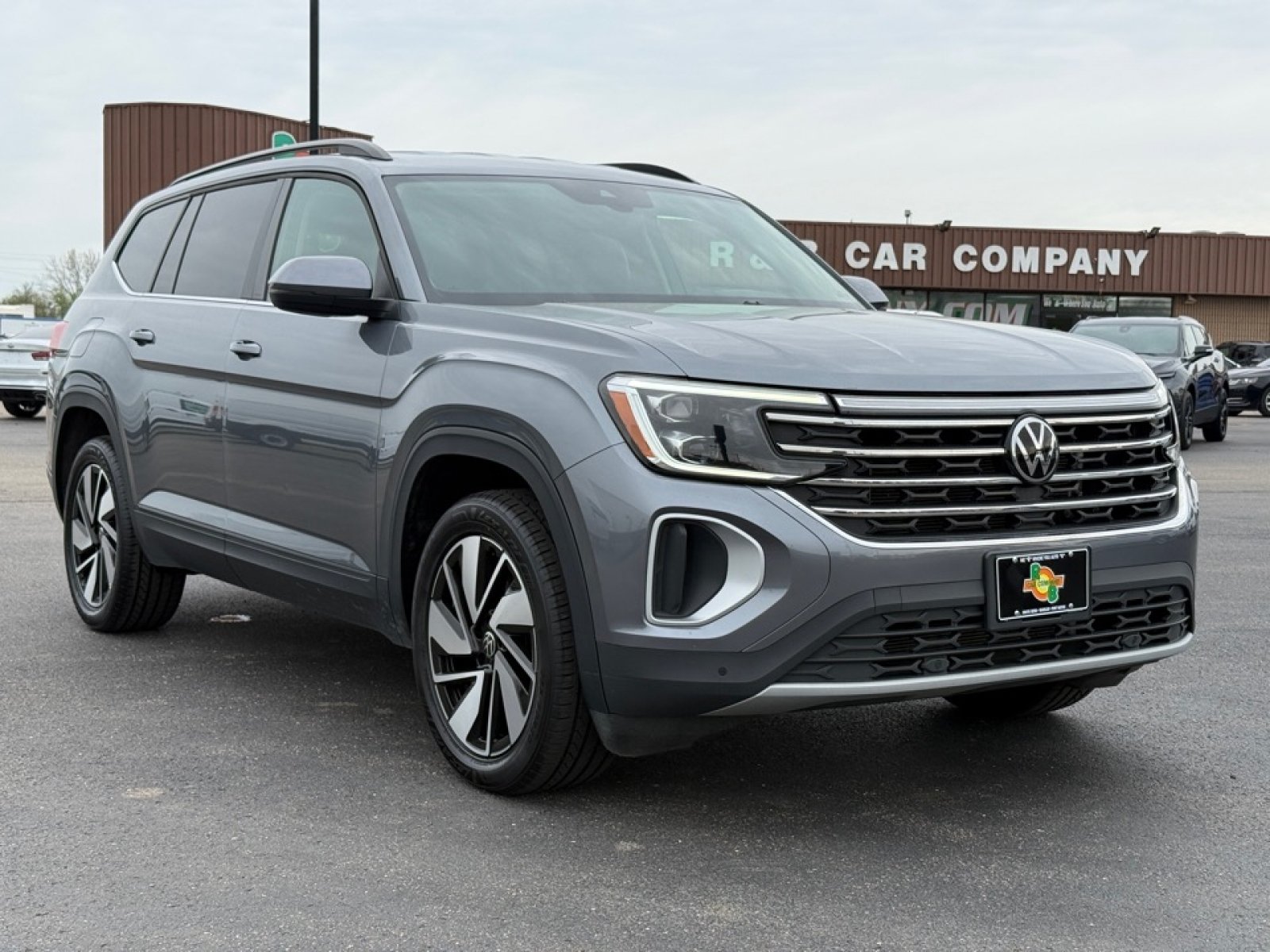 Used 2025 Volkswagen Atlas SE AWD/4WD image 2