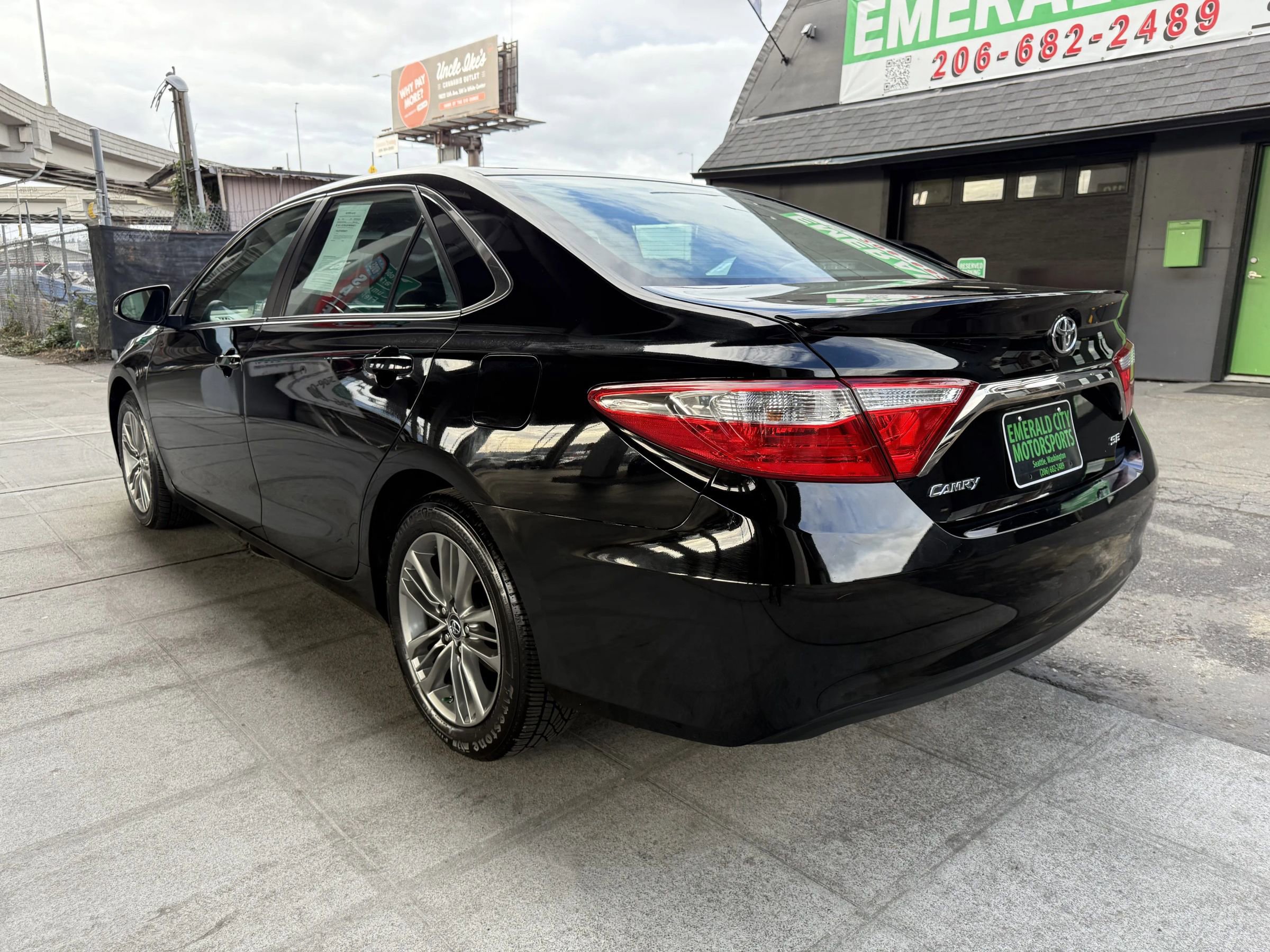 Used 2017 Toyota Camry SE image 7