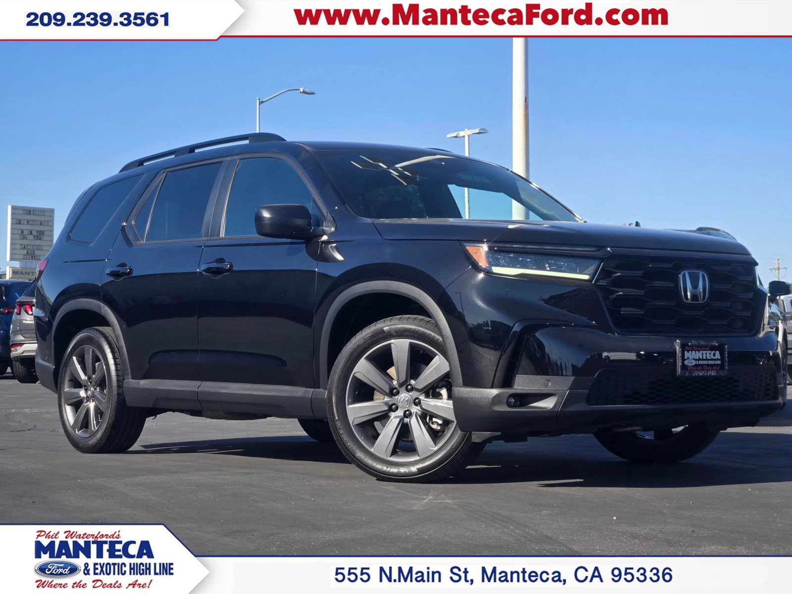 Used 2025 Honda Pilot Sport image 1