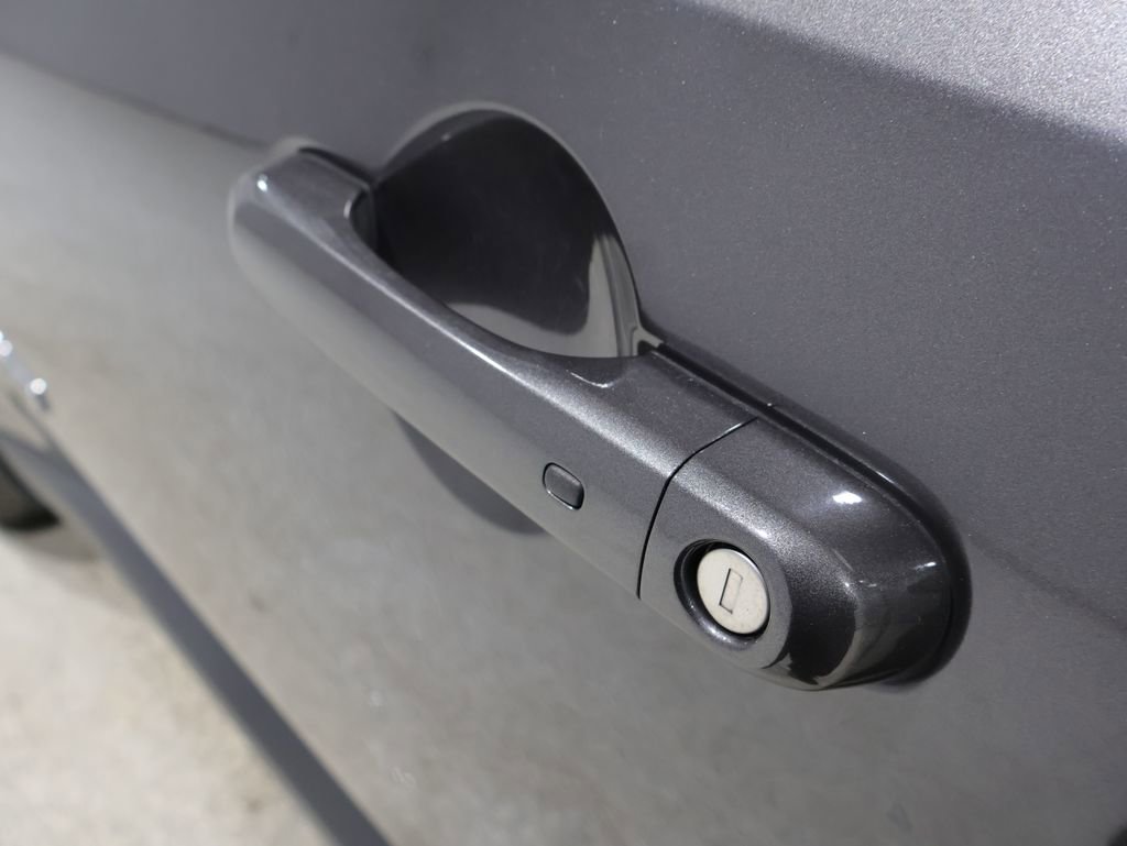 Used 2018 Jeep Renegade Latitude w/ UConnect 8.4 Nav Group AWD/4WD image 10