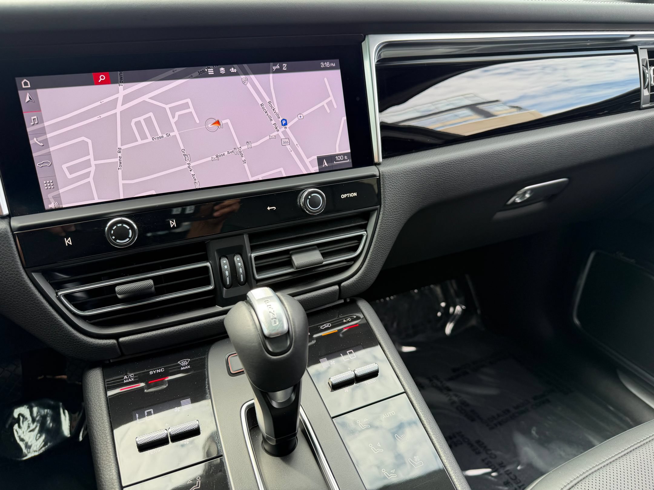 Certified 2023 Porsche Macan S AWD/4WD image 26