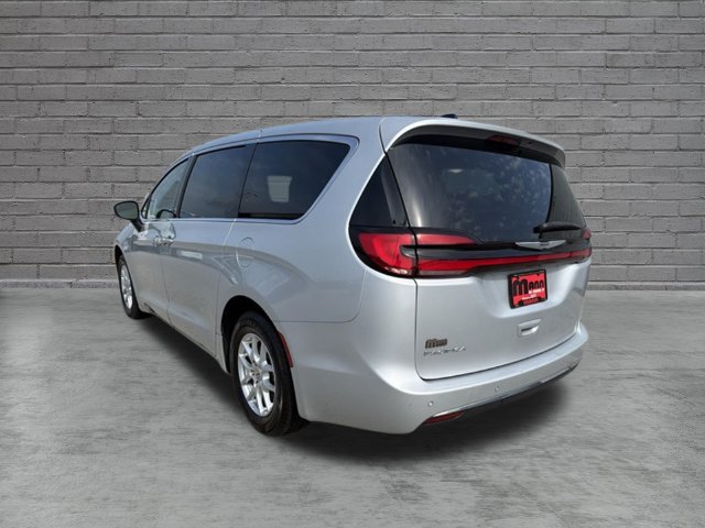 Used 2023 Chrysler Pacifica Touring-L FWD image 3