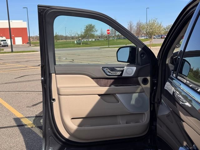 Used 2022 Lincoln Navigator L Reserve AWD/4WD image 4