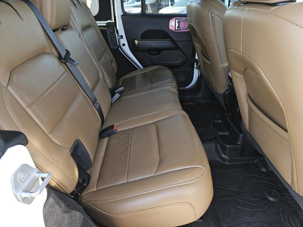 Used 2020 Jeep Wrangler Unlimited Sahara image 32
