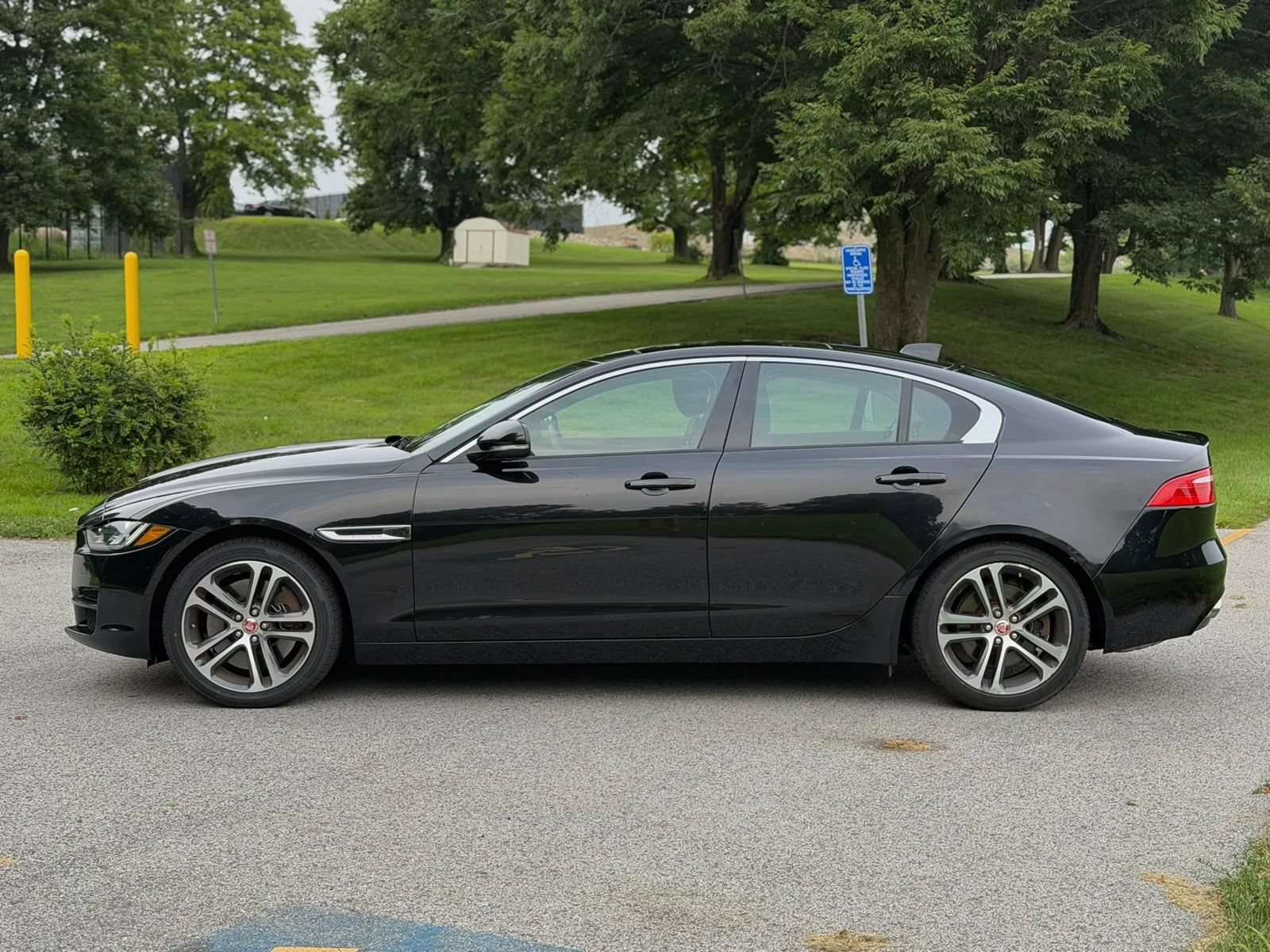 Used 2017 Jaguar XE Premium AWD/4WD image 11