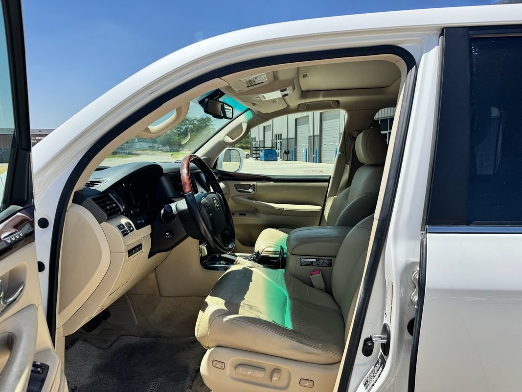 Used 2010 Lexus LX 570 4WD w/ Luxury Pkg image 10