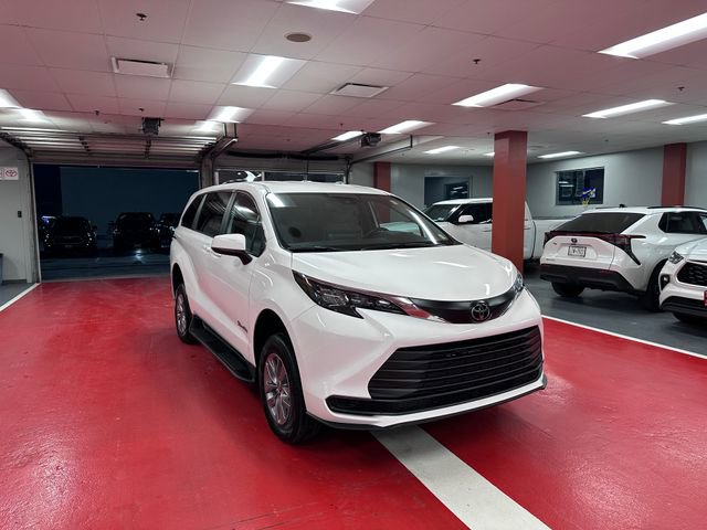 Used 2026 Toyota Sienna LE image 2