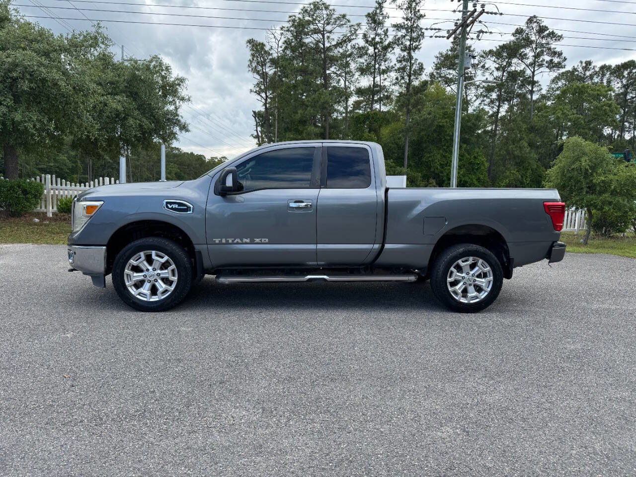 Used 2017 Nissan Titan SV RWD image 3