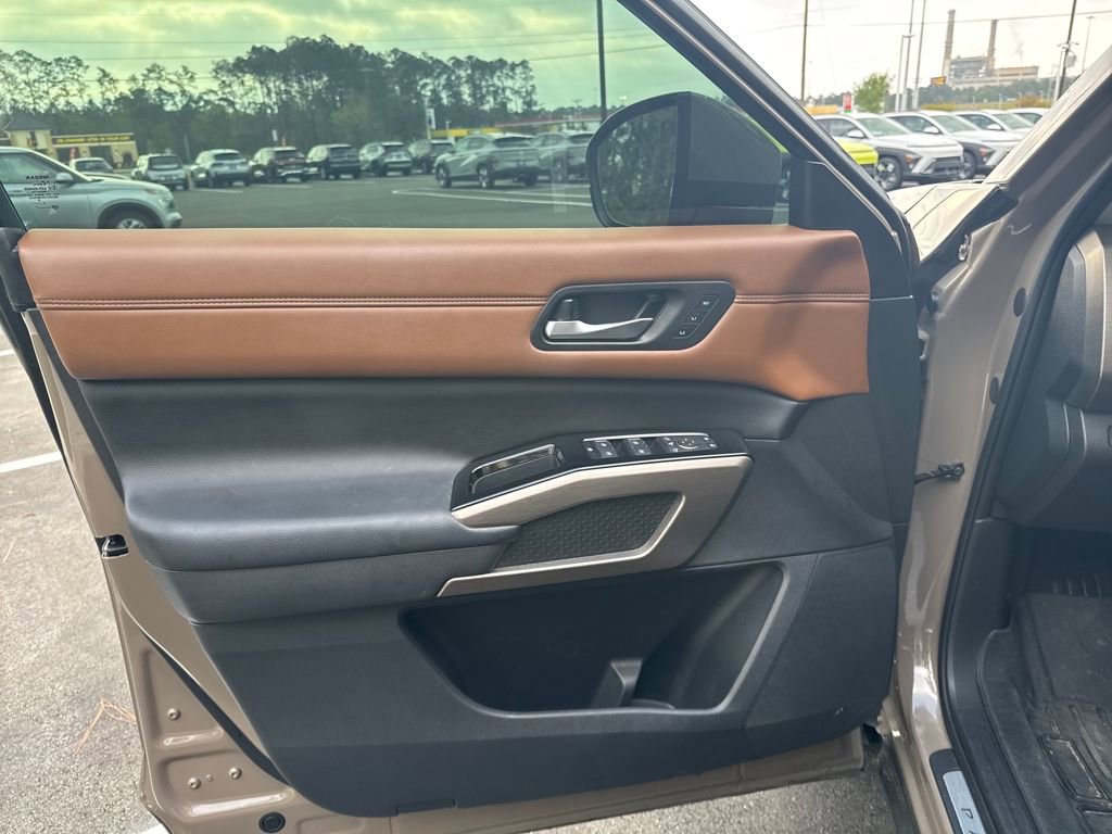 Used 2024 Nissan Pathfinder Platinum w/ Cargo Package image 10