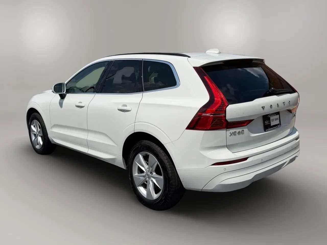 Used 2022 Volvo XC60 B5 Momentum AWD/4WD image 3