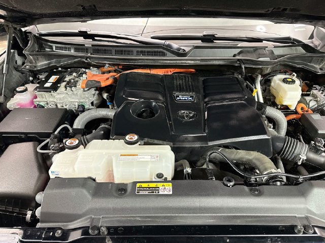 Used 2025 Toyota Sequoia Platinum AWD/4WD image 32