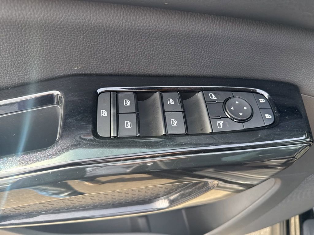 Used 2022 Nissan Pathfinder SV image 28