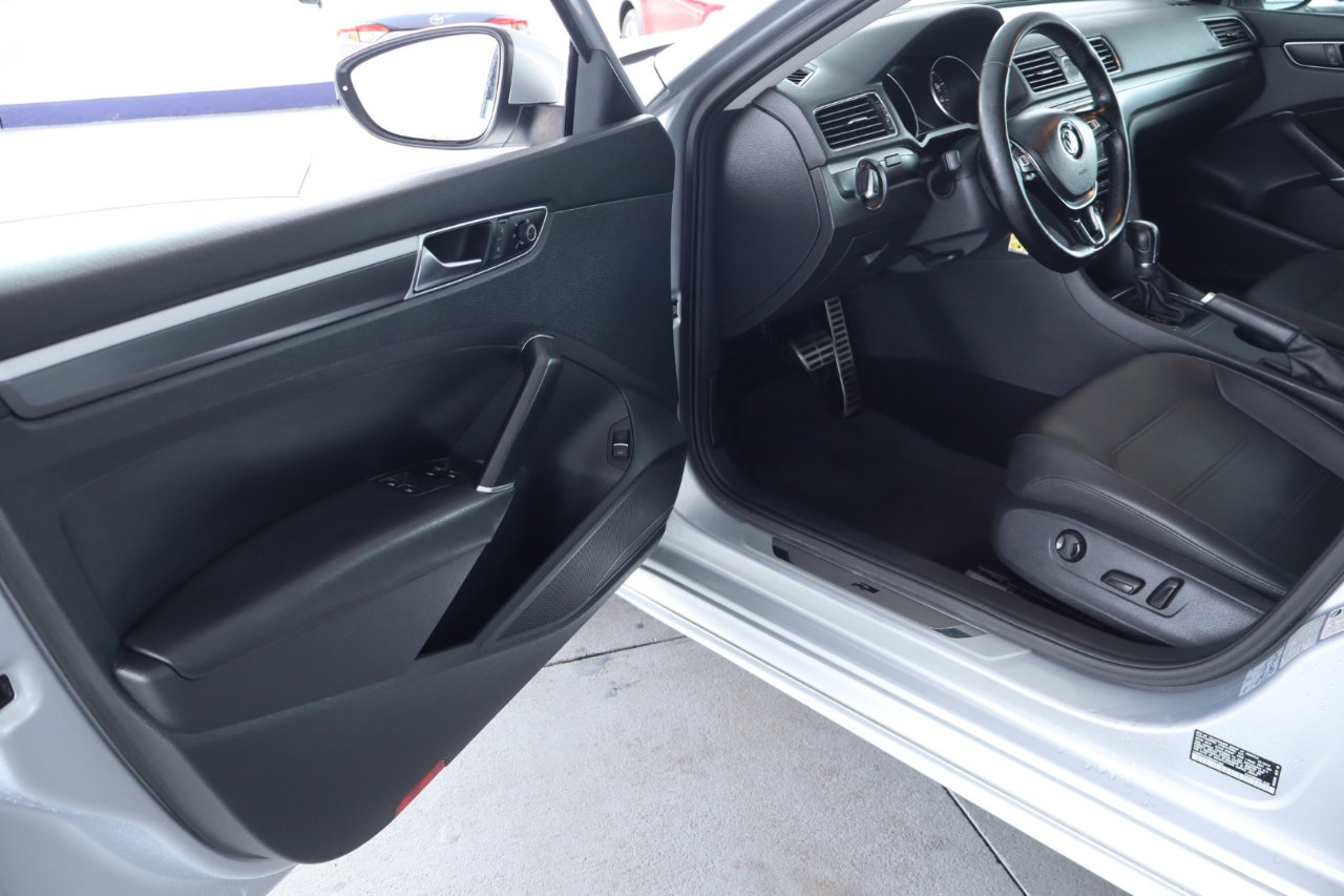 Used 2017 Volkswagen Passat 1.8T R-Line image 12