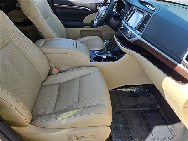 Used 2016 Toyota Highlander Limited w/ Driver Technology Package AWD/4WD image 27