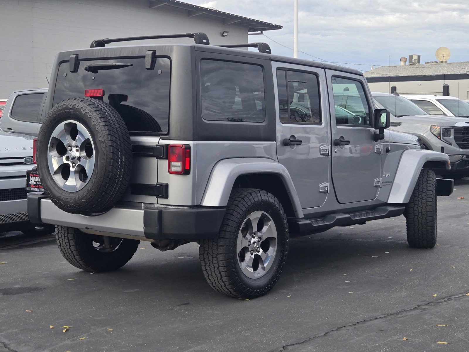 Used 2017 Jeep Wrangler Unlimited Sahara w/ Connectivity Group image 4