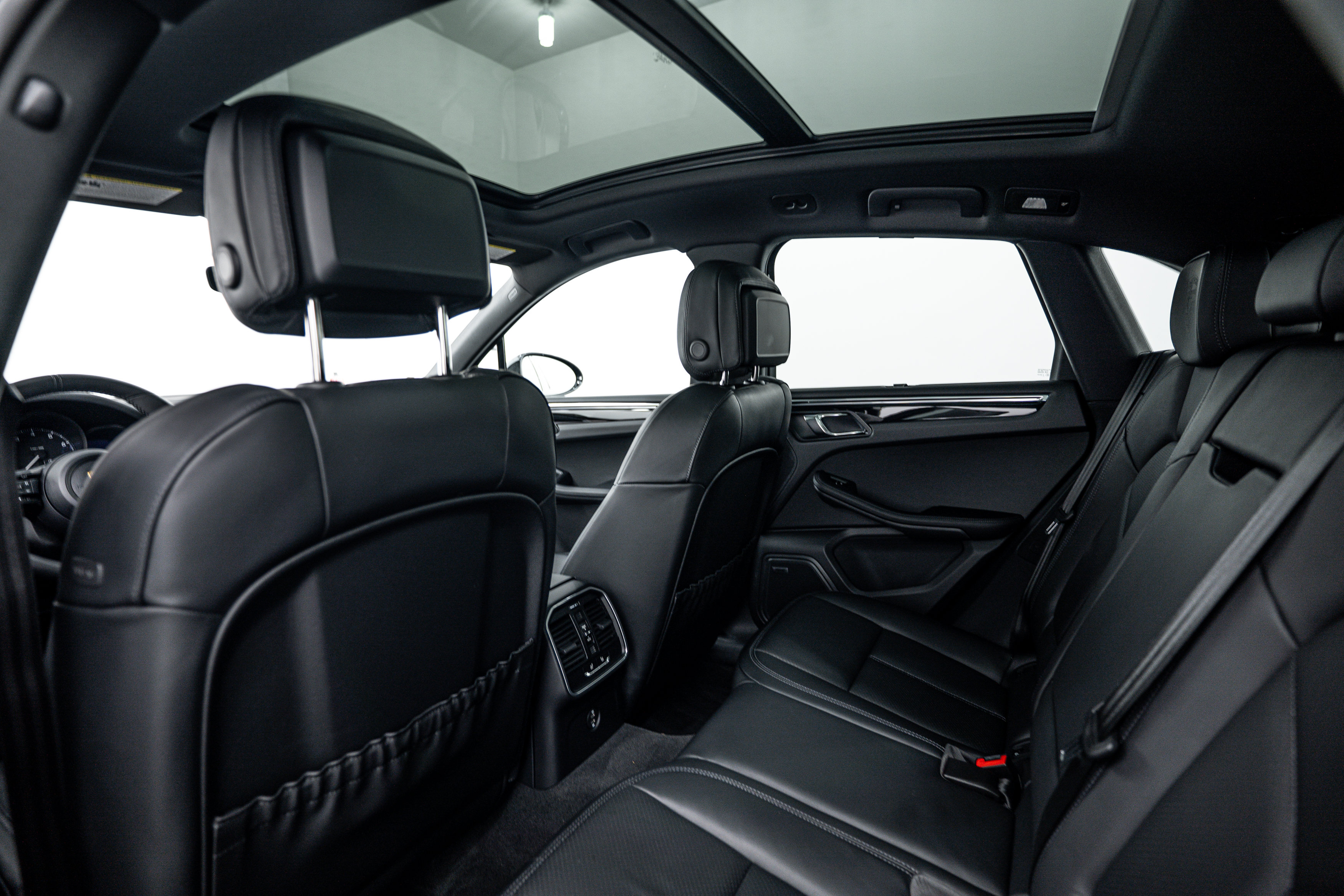Certified 2026 Porsche Macan AWD/4WD image 25