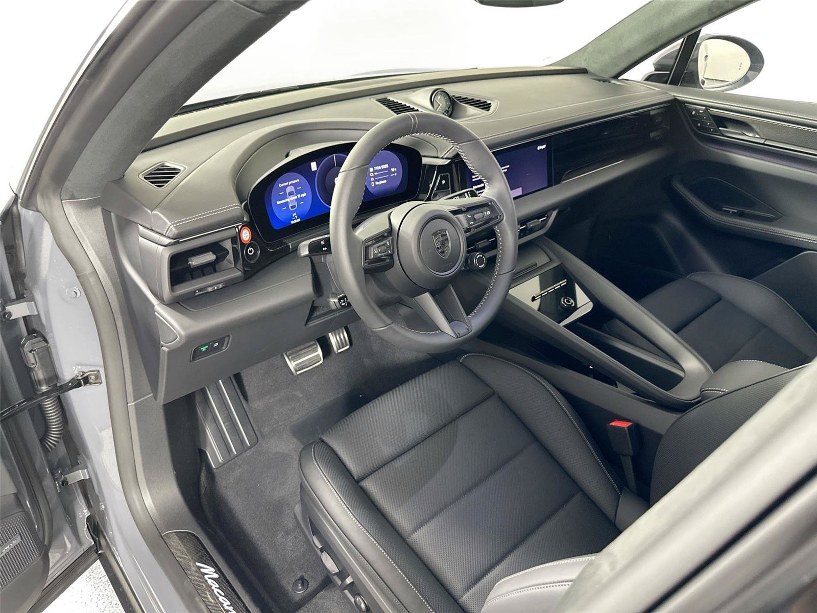 Certified 2025 Porsche Macan Turbo Electric AWD/4WD image 4