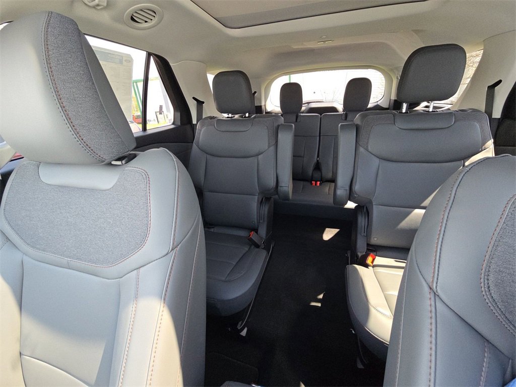 Used 2025 Ford Explorer Active w/ Active Comfort Package image 13