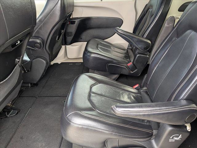 Used 2022 Chrysler Pacifica Touring-L image 17